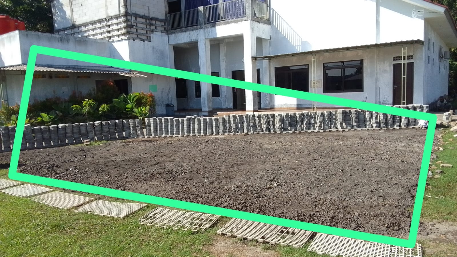 Selesainya Pemasangan Paving blok halaman mesjid At-taawun